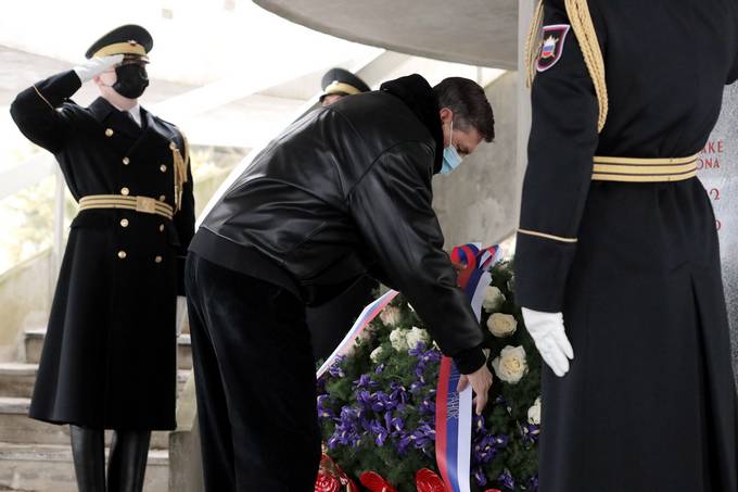 Predsednik republike se je tradicionalno udeležil osrednje slovesnosti 65. prireditve "Po stezah partizanske Jelovice" in položil venec k spomeniku padlim v dražgoški bitki